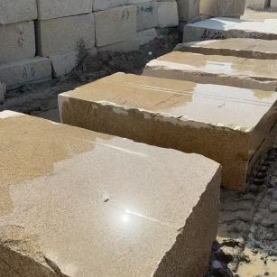 汕尾 黄金麻方料堆场洗料分选中，原材料充足