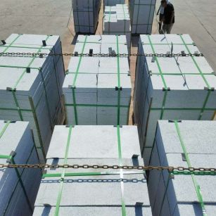 汕尾 芝麻白花岗岩5公分地铺石 花岗岩厂家工厂装车日常