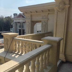 汕尾 黄金麻别墅外墙干挂雕花配合阳台栏杆花瓶柱