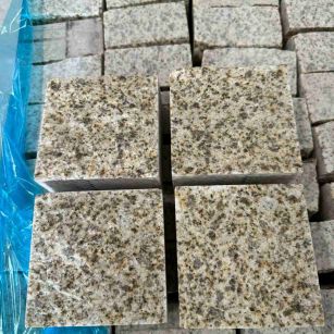 汕尾 黄金麻花岗岩自然面小方块，弹石，马蹄石等