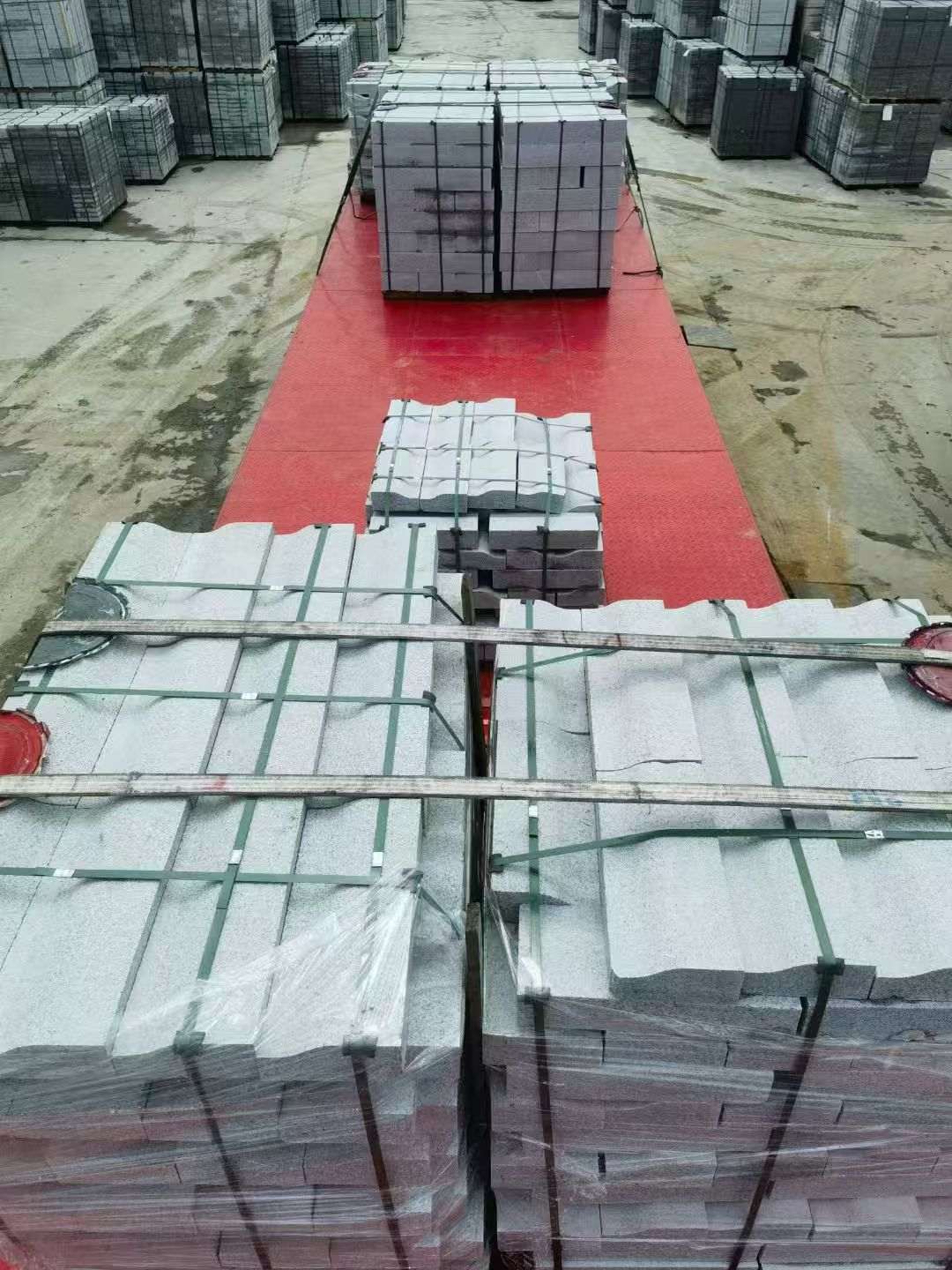 汕尾 芝麻白仿形加直形路沿石出货日常