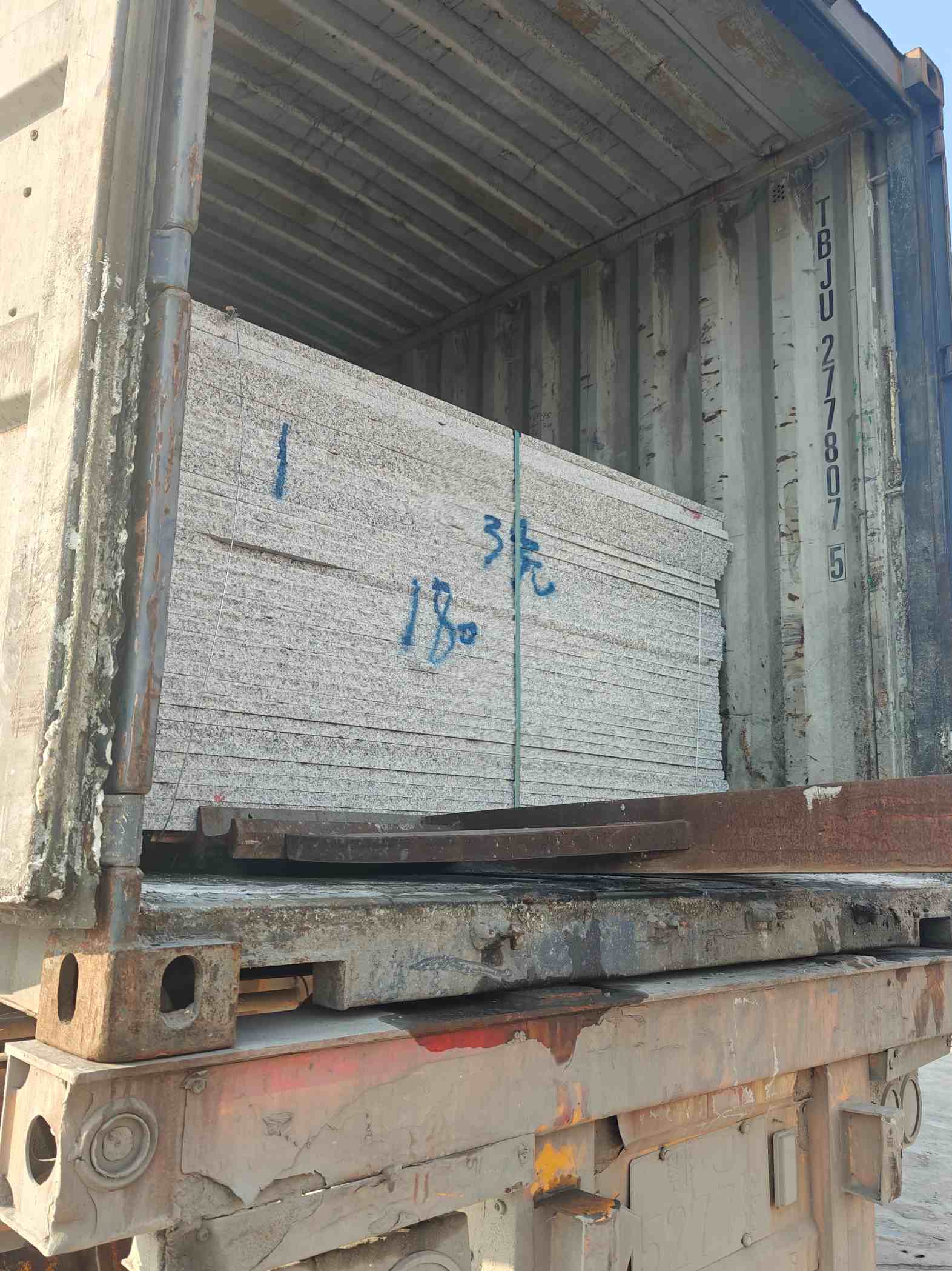 汕尾 芝麻白花岗岩石材3.0公分光面毛板装柜出货