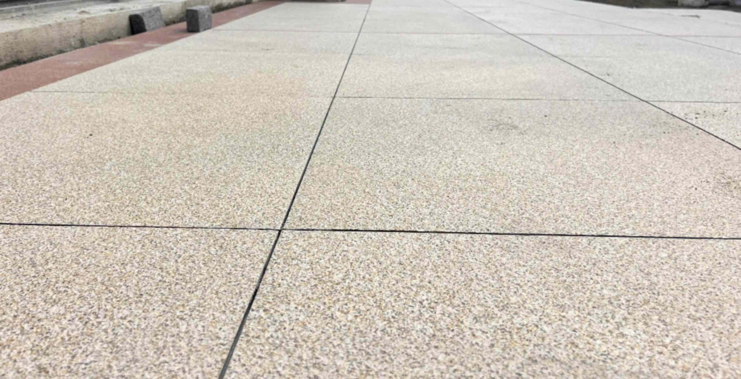 汕尾 黄金麻花岗岩石板材荔枝面地面铺装效果