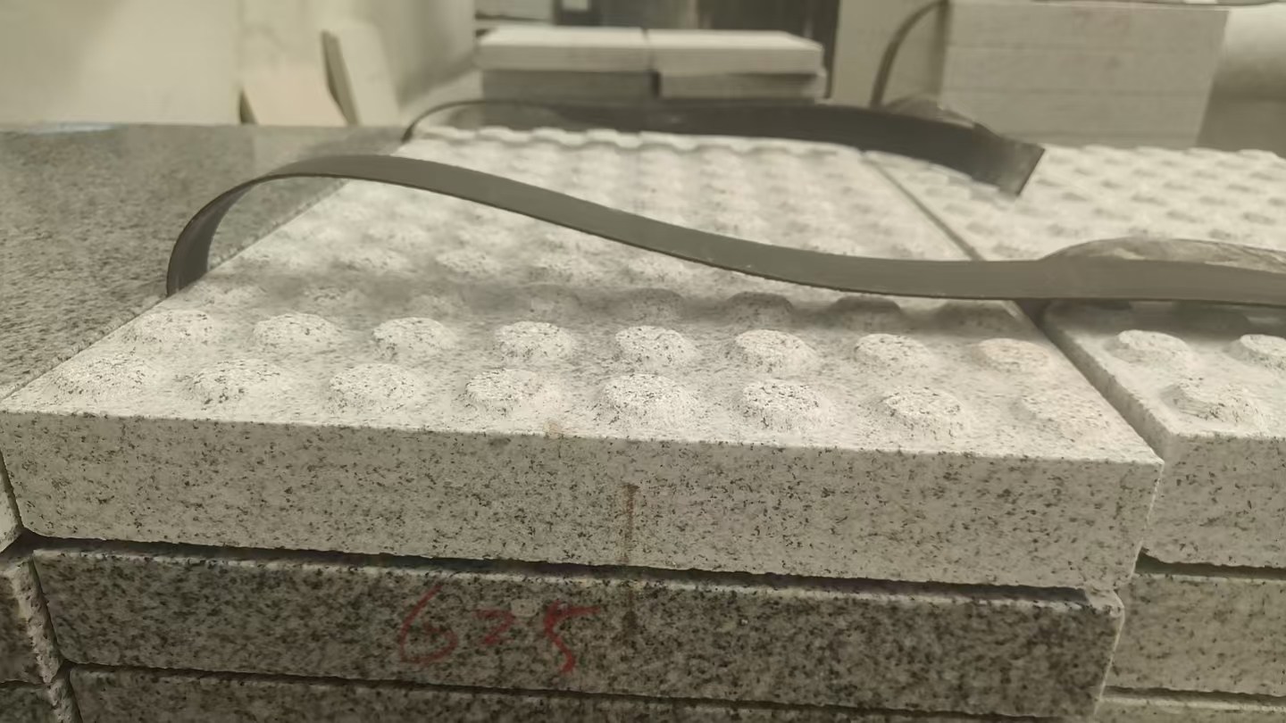 汕尾 芝麻白花岗岩6.0公分荔枝面五轴加工雕刻盲点