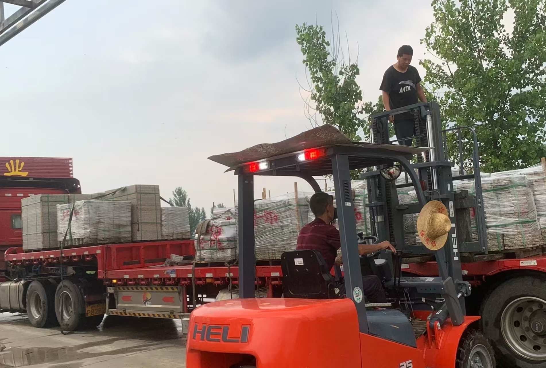 汕尾 黄金麻冰裂纹，地铺石装车