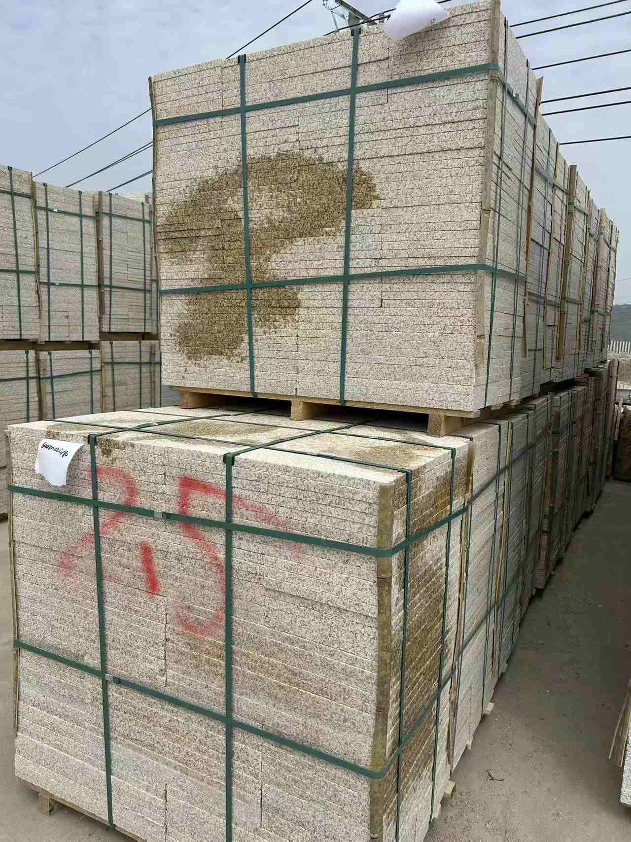 汕尾 黄金麻花岗岩石材荔枝面地铺石2.5*300*600