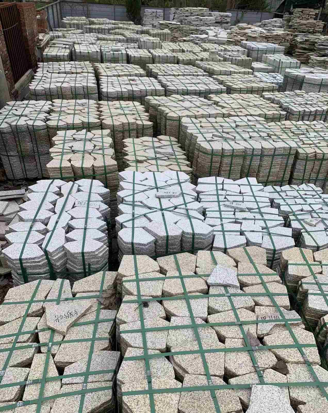 汕尾 黄金麻白麻花岗岩荔枝面地铺石(冰裂纹)