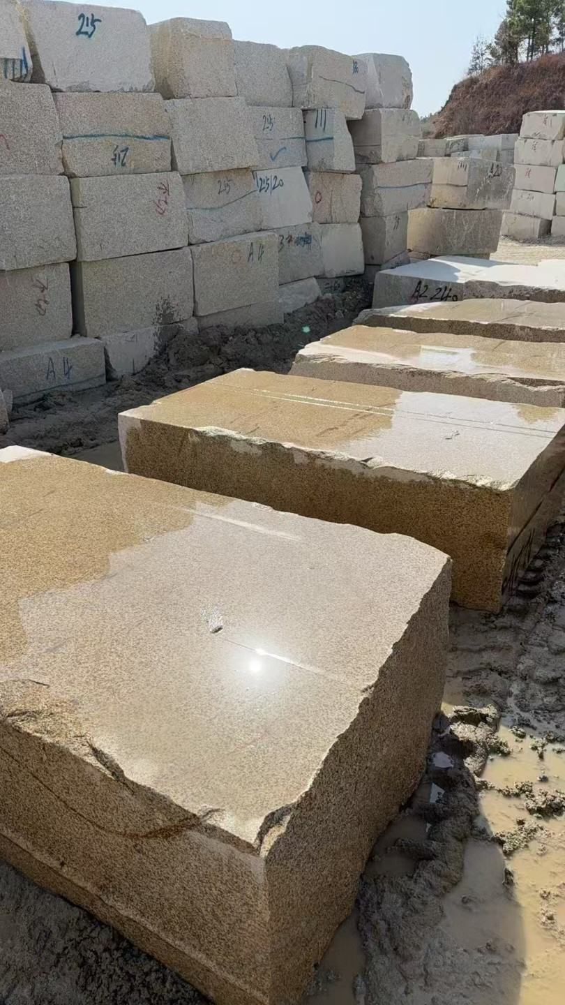 汕尾 黄金麻方料堆场洗料分选中，原材料充足