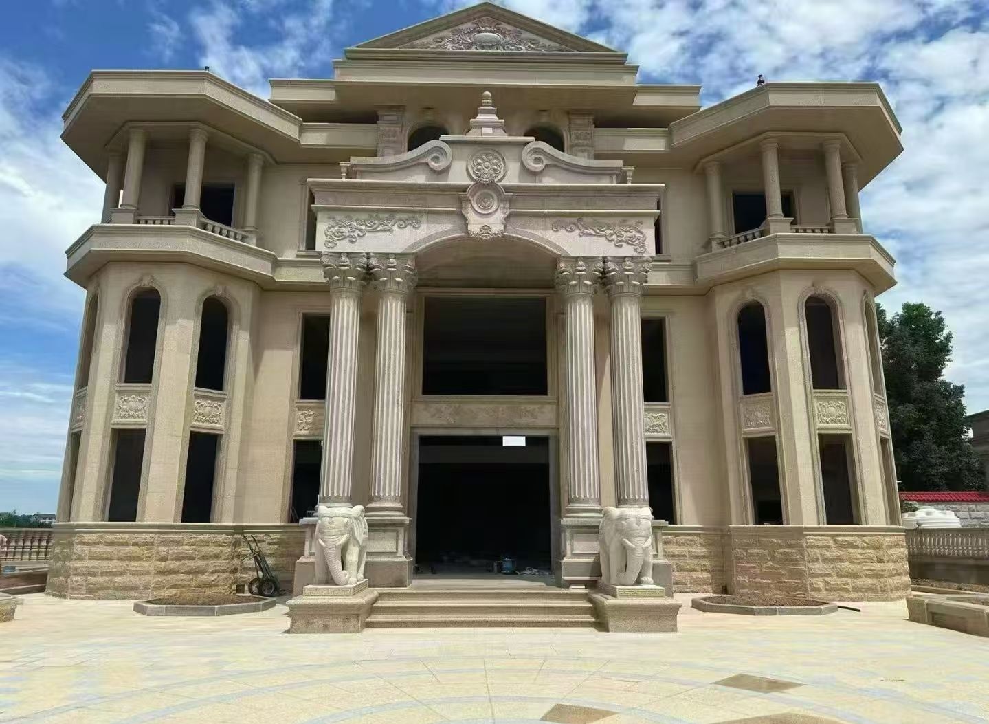 汕尾 黄金麻别墅外墙干挂，大柱，大象，蘑菇石，雕花板