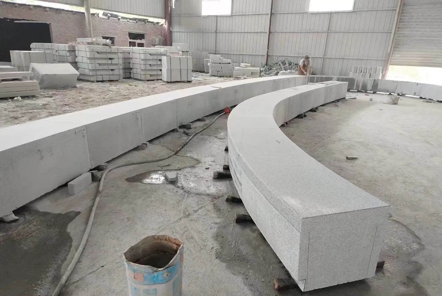 汕尾芝麻白花岗岩石板材 园林光面弧形坐凳