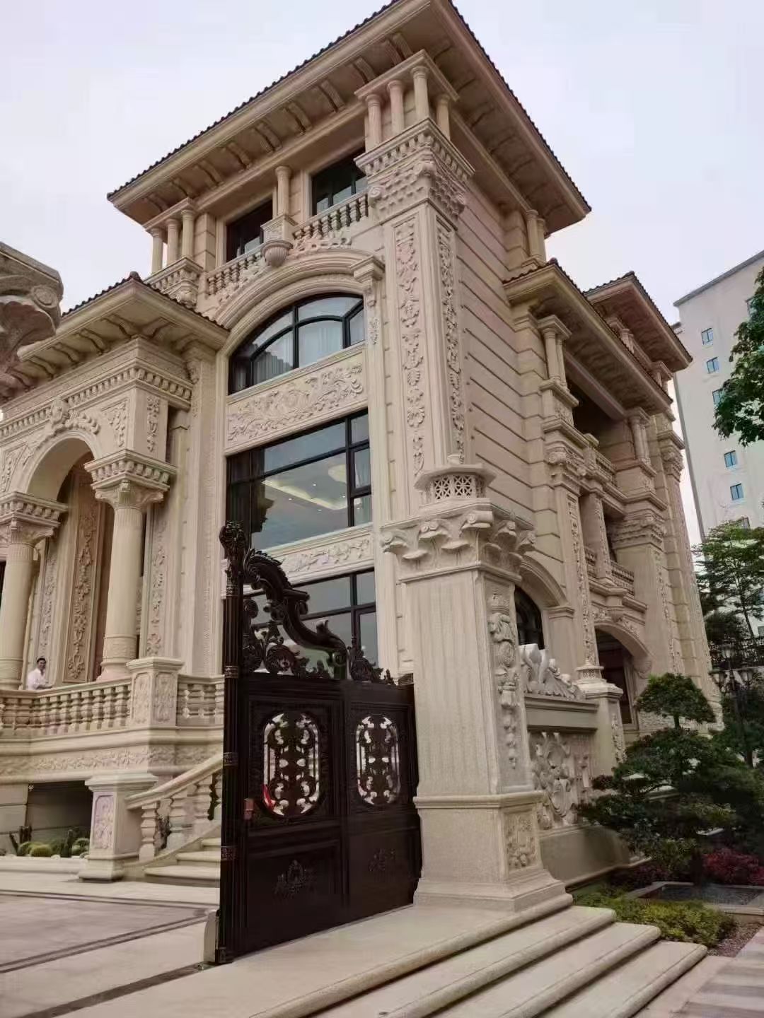 汕尾 黄金麻花岗岩别墅外墙干挂效果展示