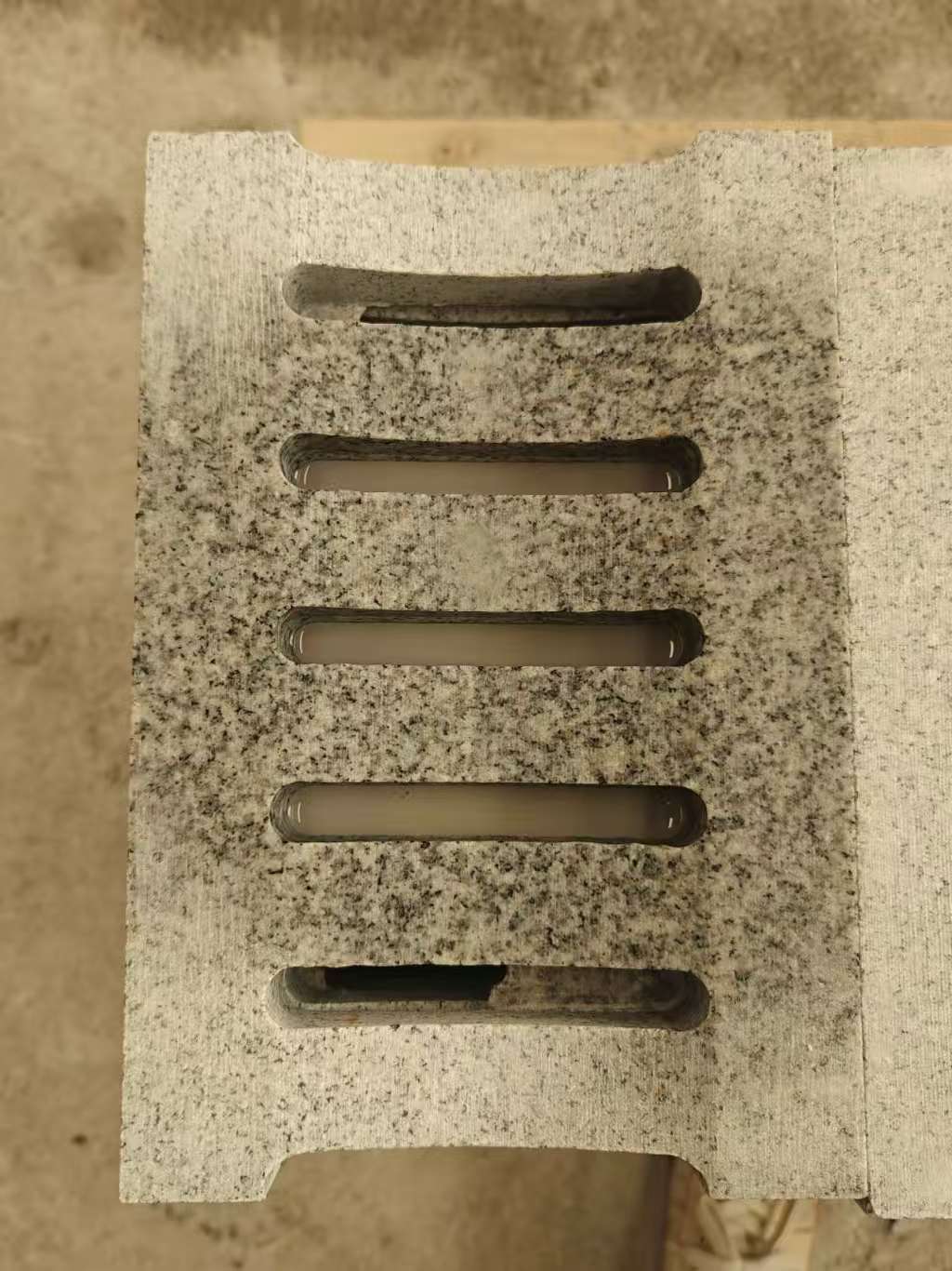 汕尾 芝麻白拉丝面花岗岩U型开槽排水槽