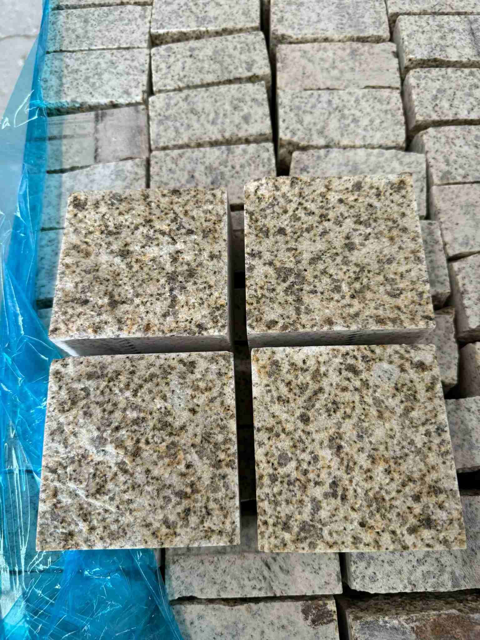 汕尾 黄金麻花岗岩自然面小方块，弹石，马蹄石等