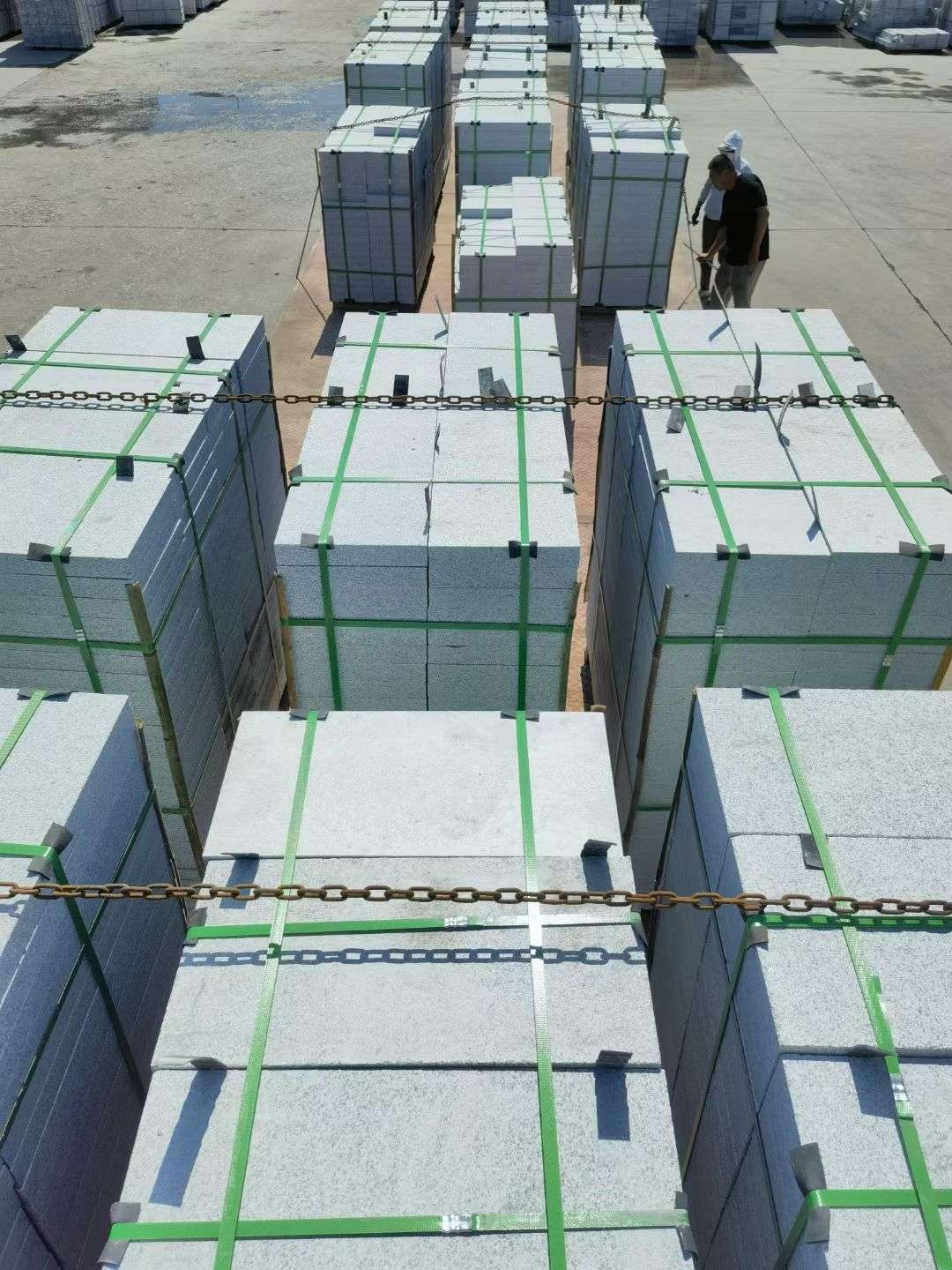 汕尾 芝麻白花岗岩5公分地铺石 花岗岩厂家工厂装车日常