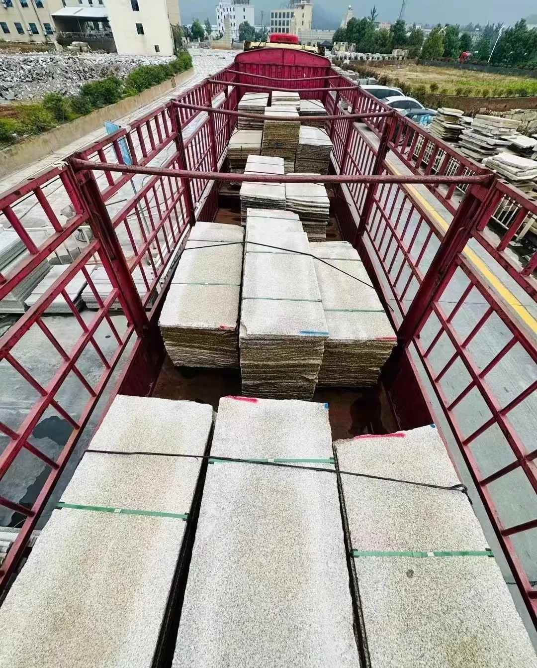 汕尾 黄金麻花岗岩荔枝面，光面毛板装车完成