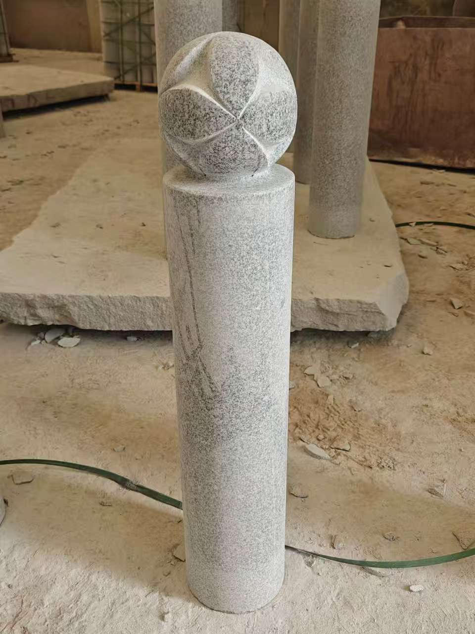 汕尾 芝麻白花岗岩石材挡车石柱、停车柱、圆柱挡车柱、方柱挡车柱等