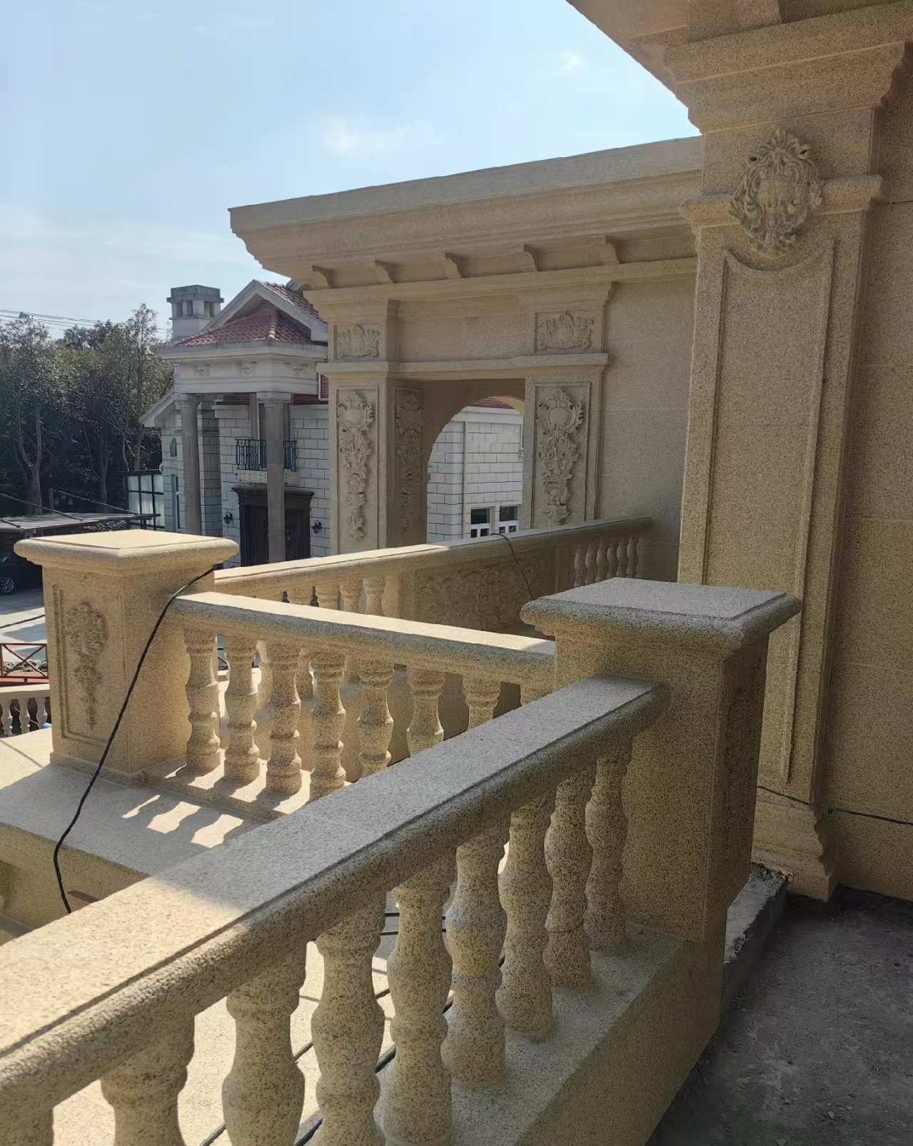 汕尾 黄金麻别墅外墙干挂雕花配合阳台栏杆花瓶柱