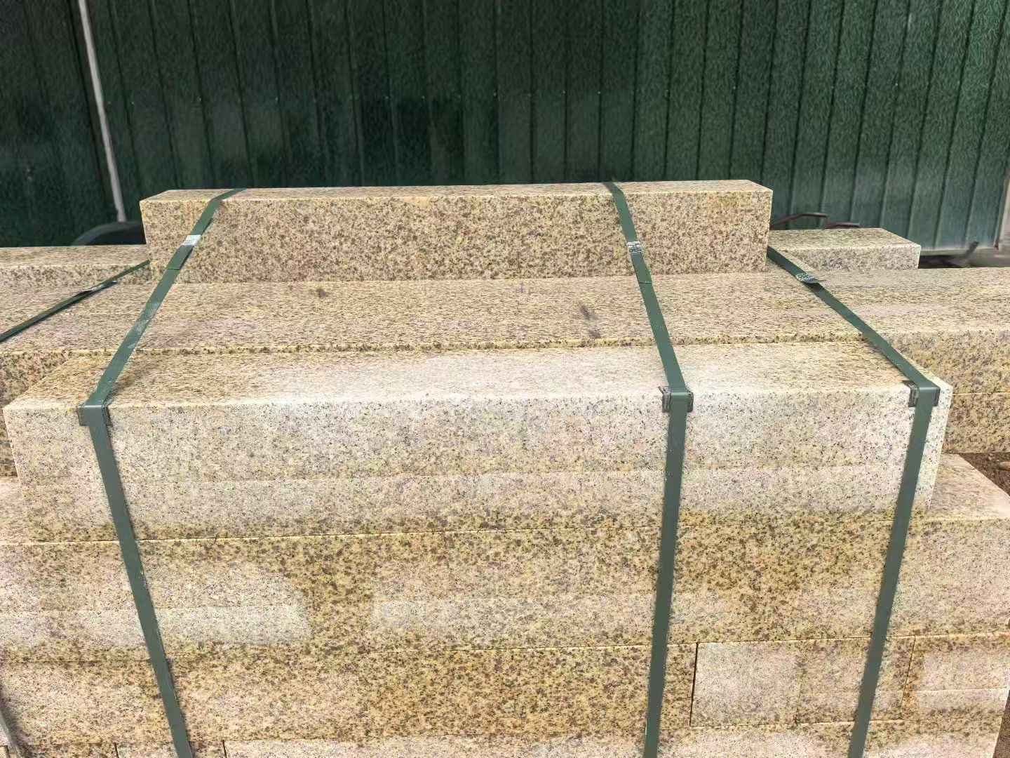 汕尾 黄金麻花岗岩石材机切面栏杆料半成品