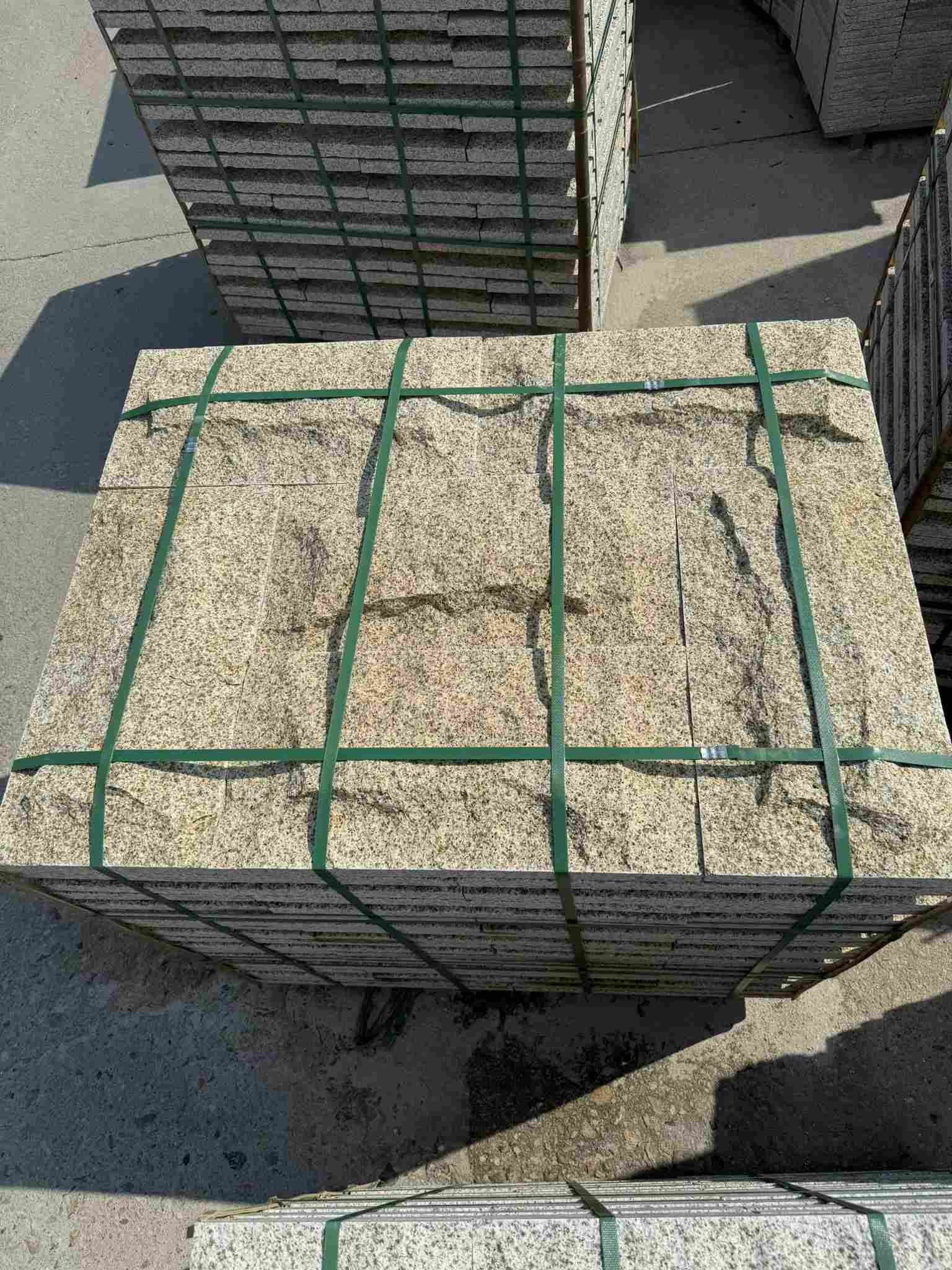 汕尾 黄金麻花岗岩石材自然面蘑菇石成品