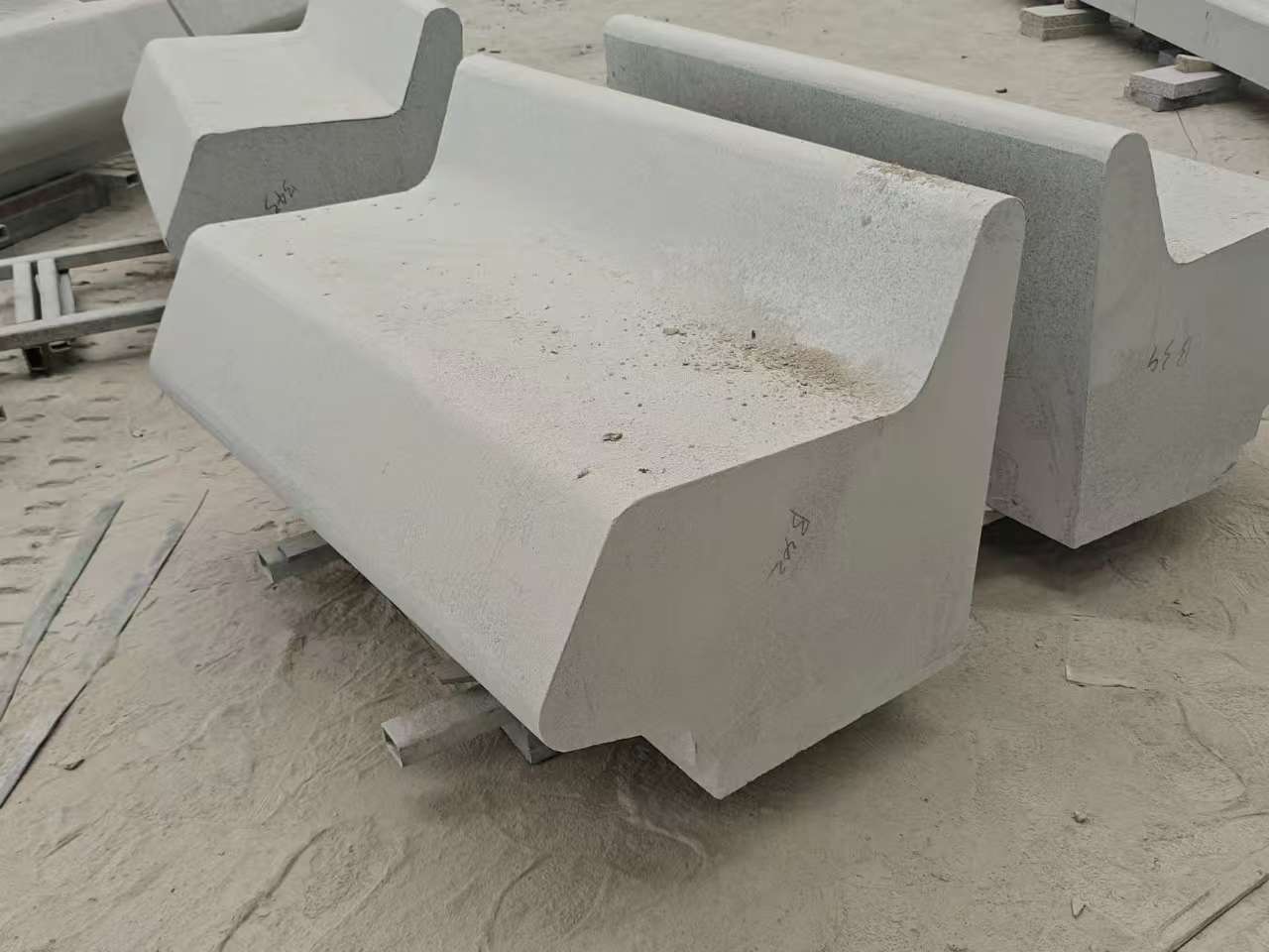 汕尾 芝麻白花岗岩异形坐凳，石凳