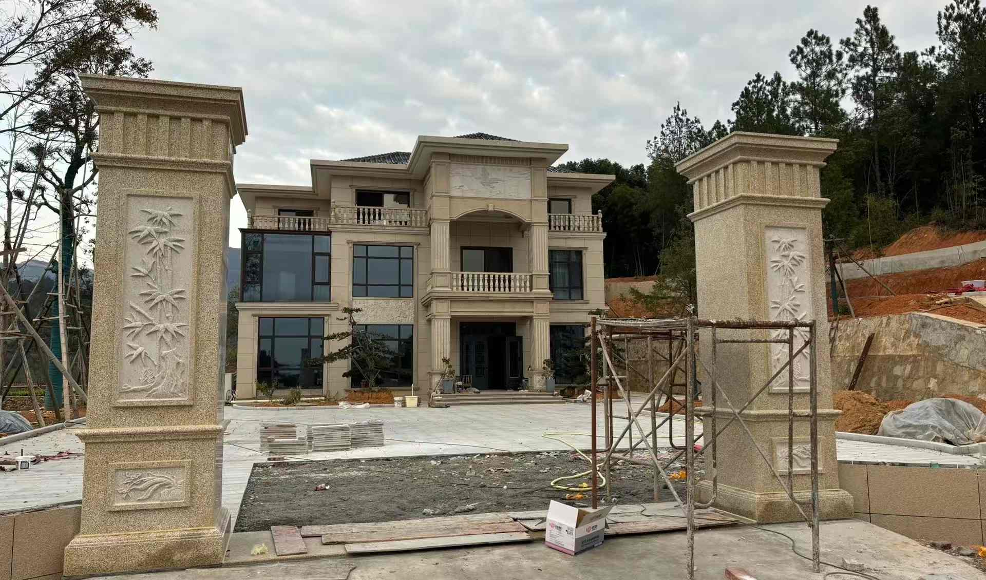 汕尾 黄金麻花岗岩别墅雕花外墙干挂配上门口雕花罗马柱