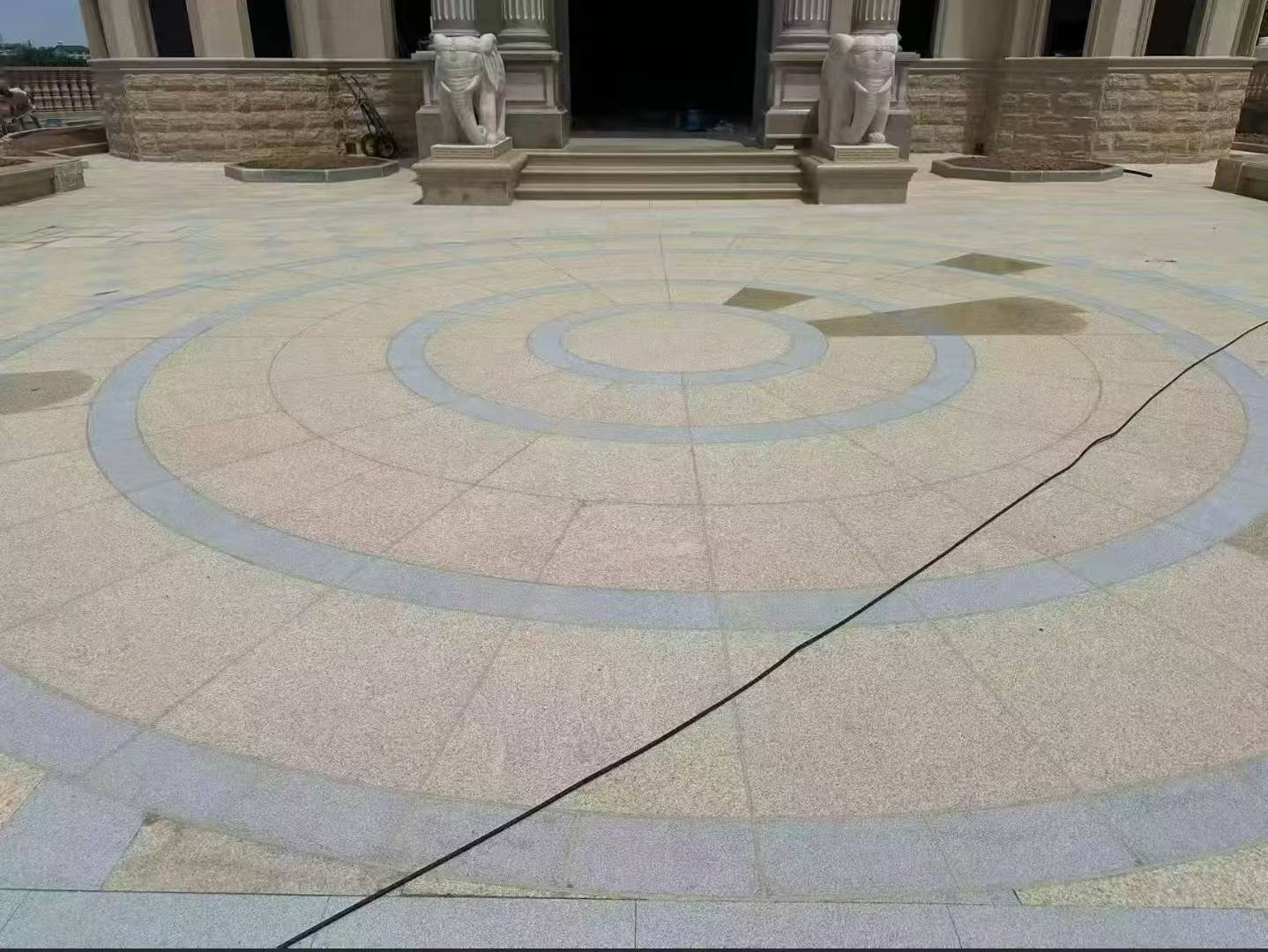 汕尾 黄金麻芝麻灰花岗岩石材地铺拼接效果